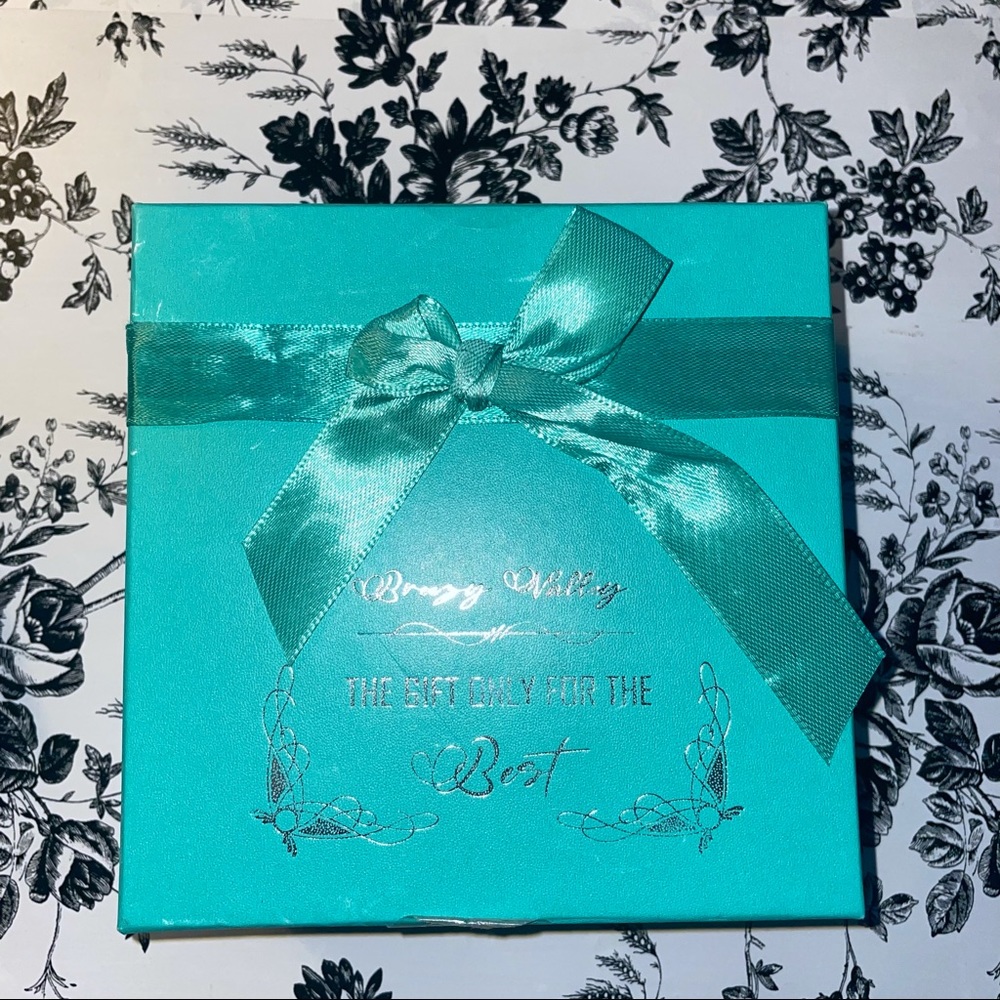 Breezy valley keepsake box with necklace wide